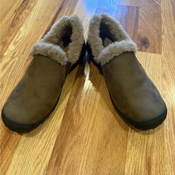 J Sport Costco Faux Fur Lined Slip-On Shoes/slippers 7.5 barely worn - Picture 1 of 7